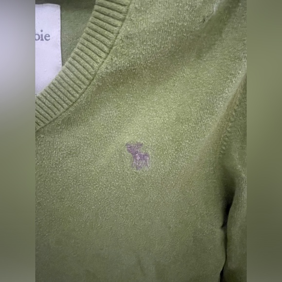 Y2K. VINTAGE 
Abercrombie & Fitch 
Men’s V Neck sweater 
Green
Sz L muscle fit - Picture 3 of 5